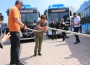 Учительница из Астаны протащила автобус весом 13,5 тонны и установила мировой рекорд
